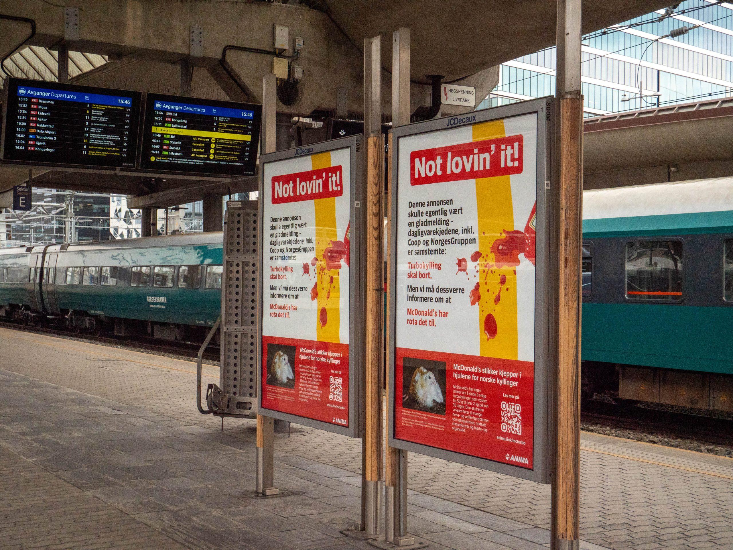 Plakaten «Not lovin’ it!» på en togperrong på Oslo S.